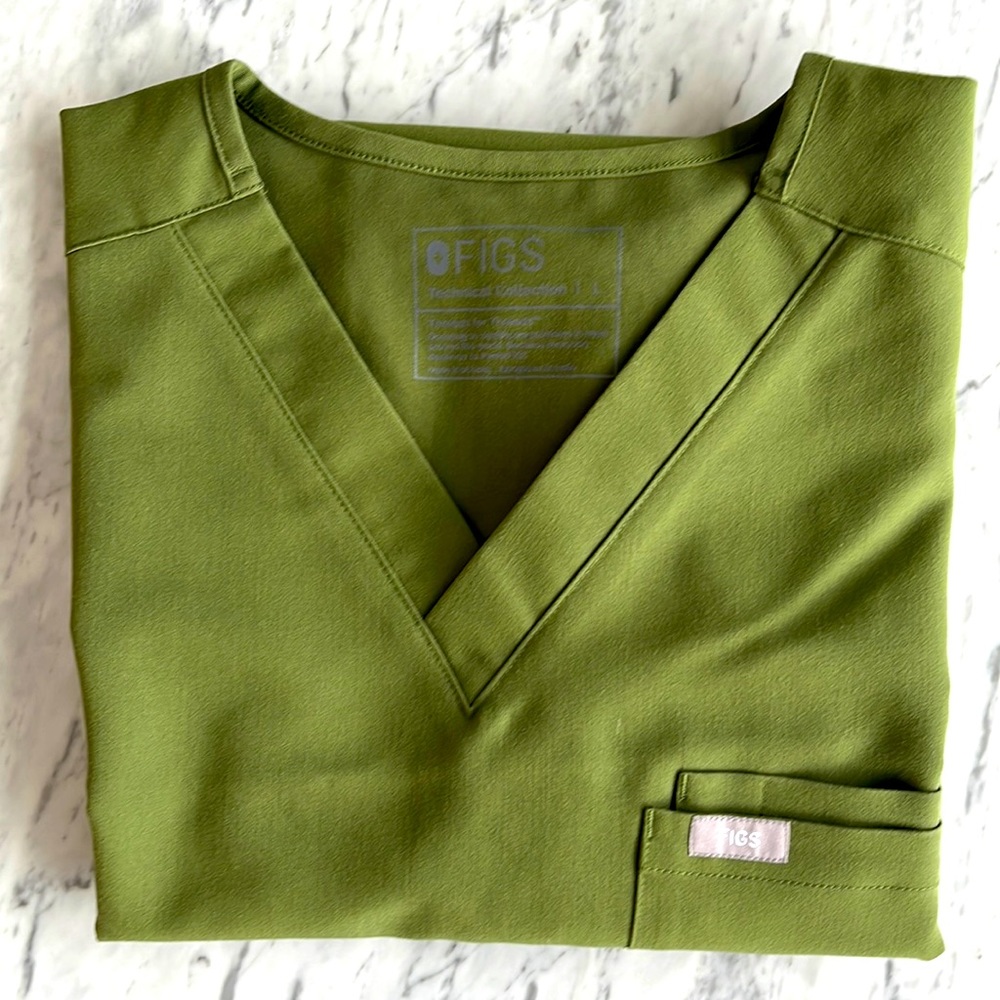 FIGS LEON IN DARK OLIVE SIZE LARGE